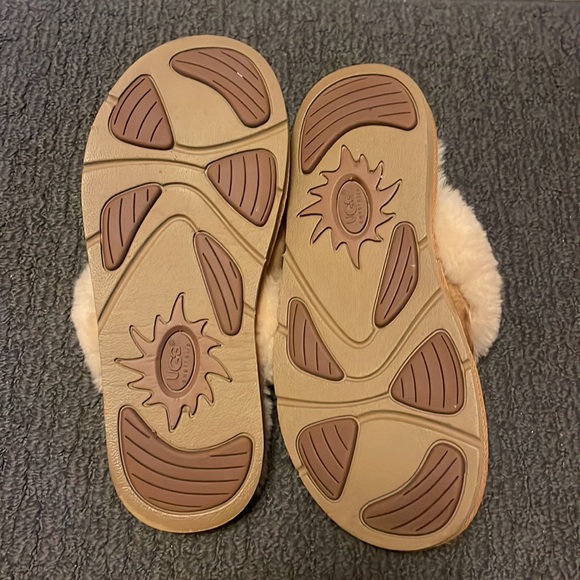 UGG Slippers - Picture 3 of 6